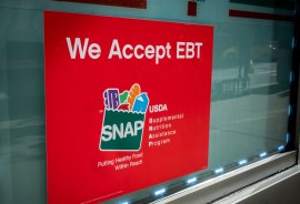 Enfrentando desafíos en el procesamiento de solicitudes SNAP, Tennessee y Texas lidian con retrasos que superan los límites federales. ¿Cómo afecta esto a las familias? Exploramos soluciones y acciones tomadas por autoridades y organizaciones.